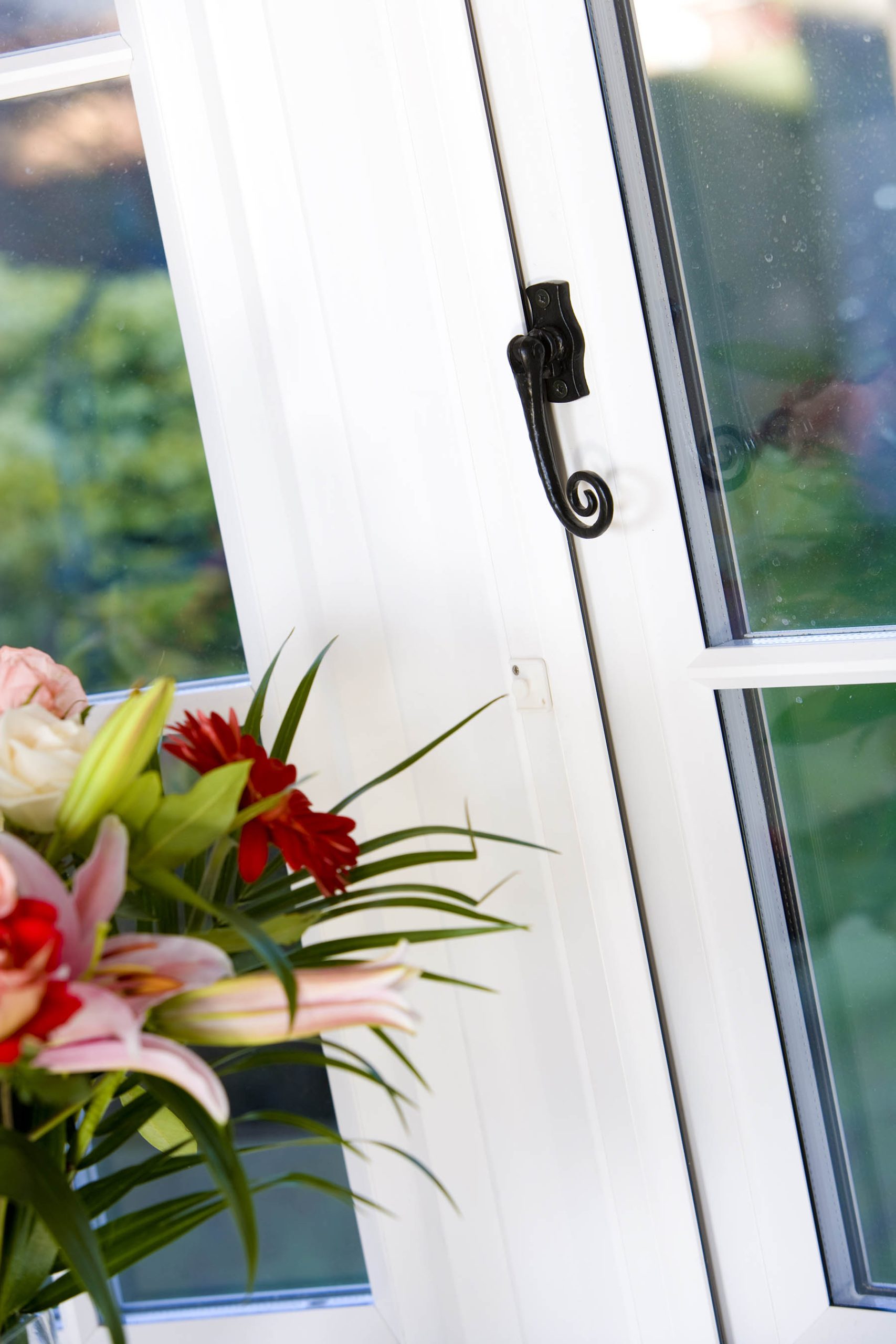 Evolution white window with black monkey tailed handle